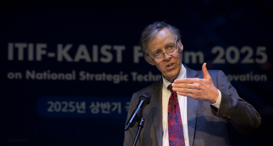 22일 대전 KAIST 본원에서 열린 '국가전략기술 혁신 포럼'에서 로버트 앳킨슨 미국 정보기술혁신재단(ITIF) 회장이 기조연설을 하고 있다. 과기정통부 제공